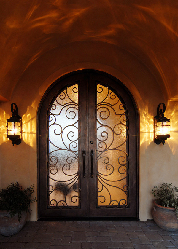 Immagine di una grande porta d'ingresso chic con pareti beige, una porta a due ante, una porta in metallo e pavimento grigio