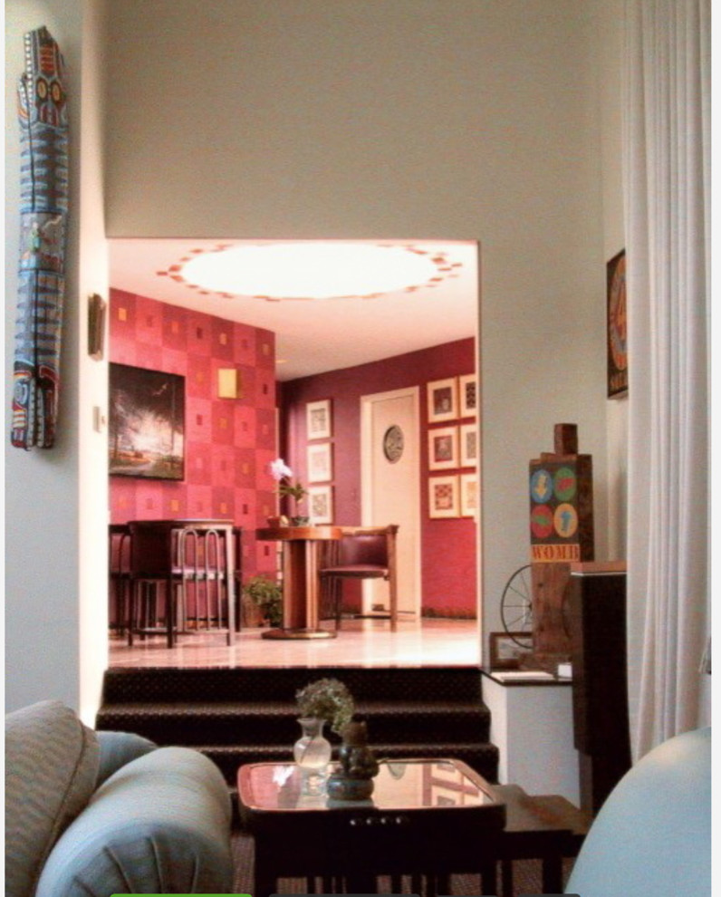 Пример оригинального дизайна: огромное фойе в стиле неоклассика (современная классика) с красными стенами, мраморным полом, двустворчатой входной дверью, белой входной дверью и бежевым полом