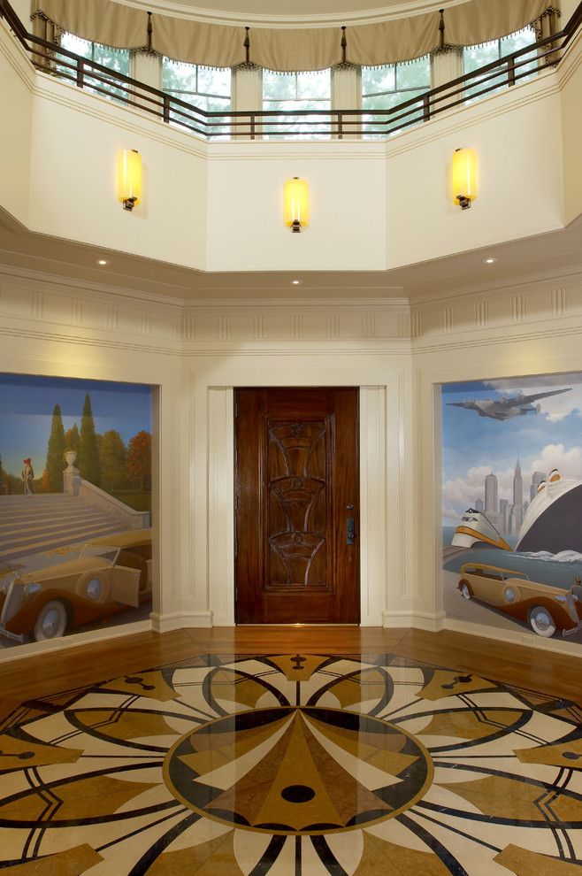 Immagine di un grande ingresso classico con pareti beige, una porta singola, una porta in legno scuro e pavimento in marmo
