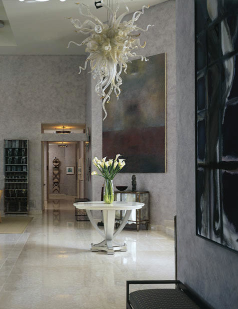 Großes Modernes Foyer mit lila Wandfarbe, Kalkstein, Doppeltür und Haustür aus Glas in Miami
