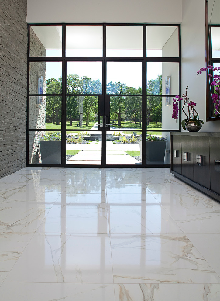 Diseño de distribuidor minimalista de tamaño medio con paredes blancas, suelo de mármol, puerta de vidrio, puerta doble y suelo blanco