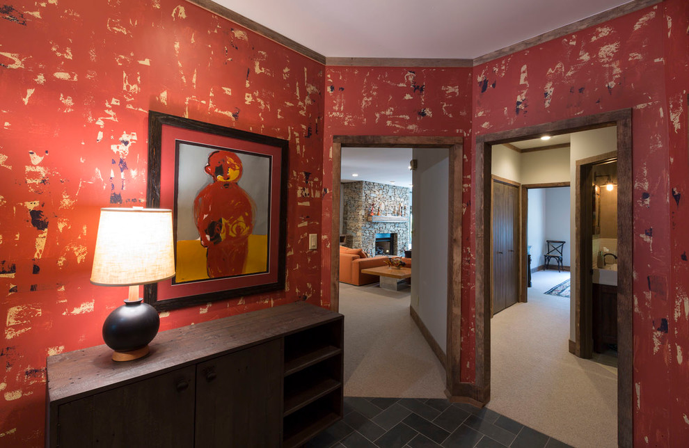 Mittelgroße Rustikale Haustür mit Schieferboden, roter Wandfarbe, dunkler Holzhaustür, grauem Boden und Doppeltür in Sonstige