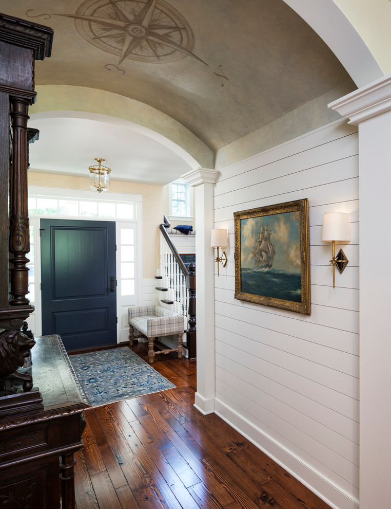 Cette image montre une entrée marine avec un couloir, un mur blanc, parquet foncé et une porte simple.