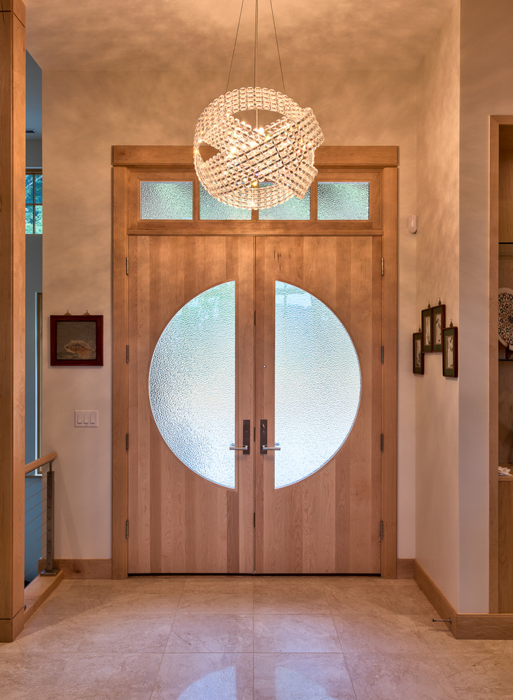 Idee per un ingresso o corridoio minimal con una porta a due ante e una porta in legno bruno
