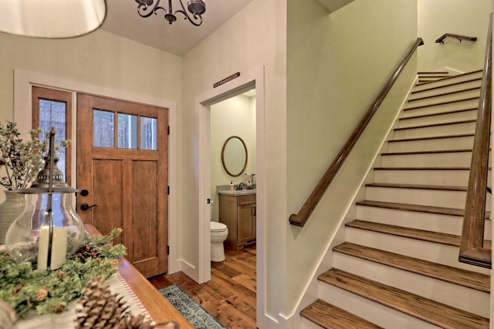 Mittelgroßes Uriges Foyer mit beiger Wandfarbe, braunem Holzboden, Einzeltür, hellbrauner Holzhaustür und braunem Boden in Atlanta
