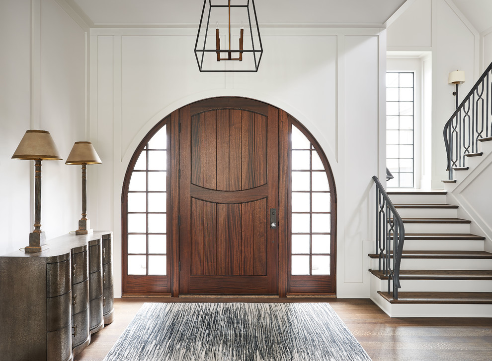 シャーロットにあるコンテンポラリースタイルのおしゃれな玄関 (白い壁、無垢フローリング、木目調のドア、茶色い床) の写真