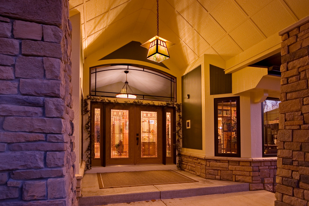 Große Urige Haustür mit grüner Wandfarbe, Betonboden, Doppeltür und hellbrauner Holzhaustür in Chicago