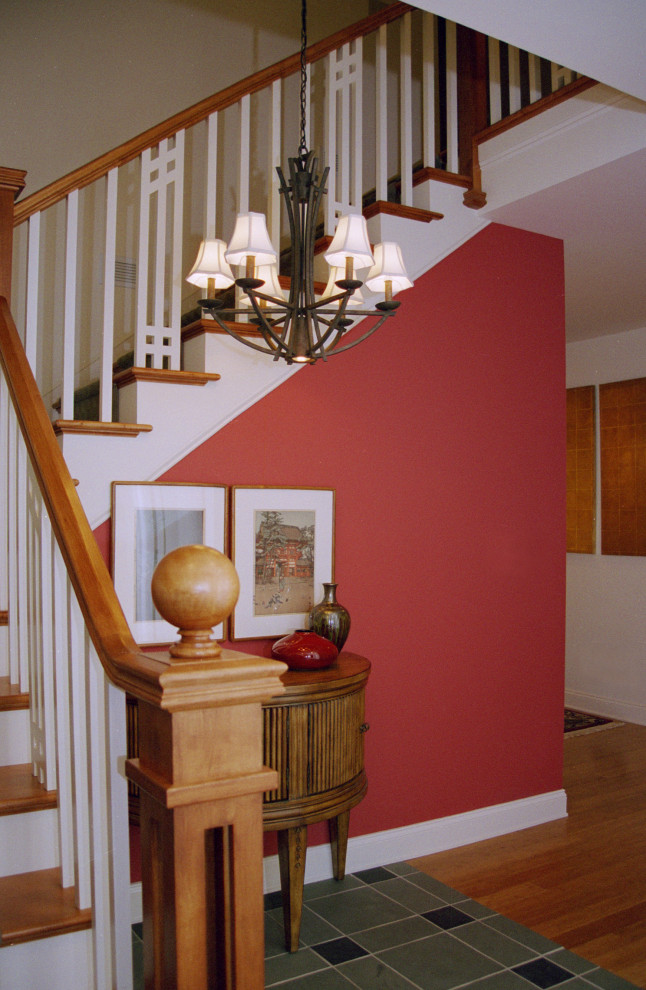 Foto de distribuidor de estilo americano grande con paredes rojas, suelo de pizarra, puerta doble, puerta de vidrio y suelo gris