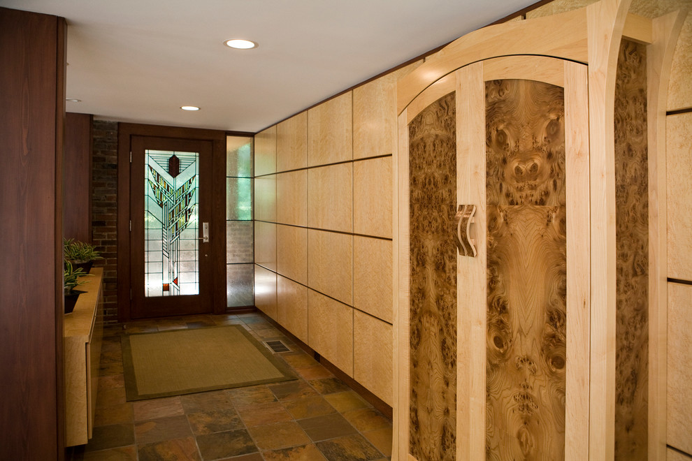 Example of a trendy entryway design in St Louis