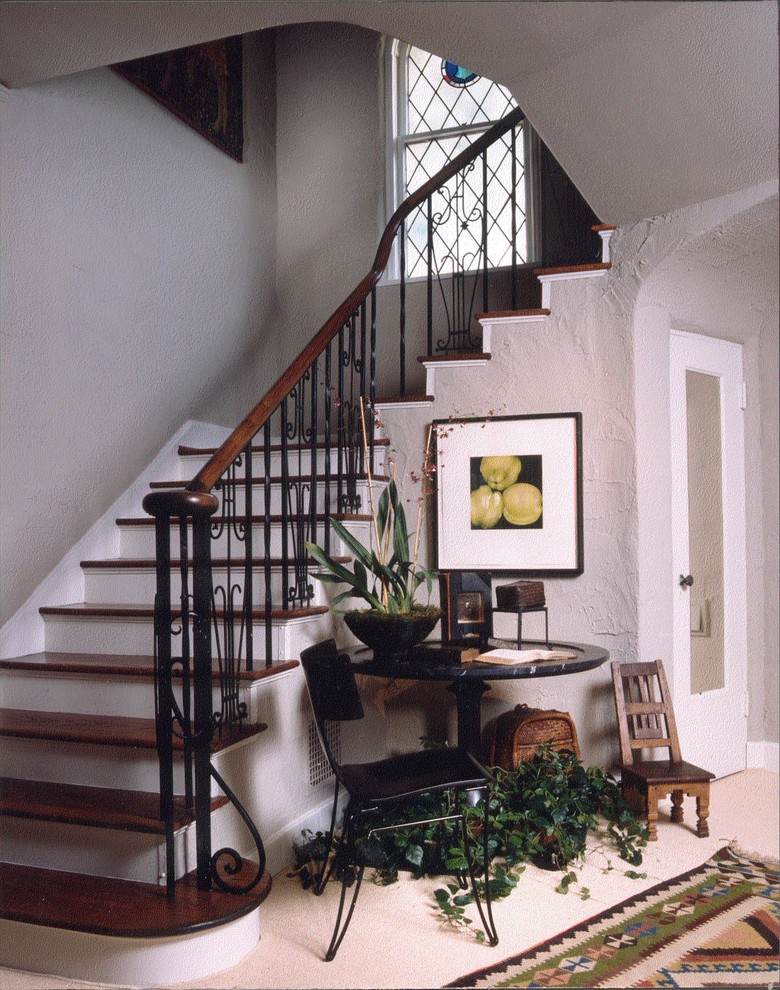Источник вдохновения для домашнего уюта: фойе среднего размера в стиле фьюжн с серыми стенами, ковровым покрытием, одностворчатой входной дверью и входной дверью из темного дерева