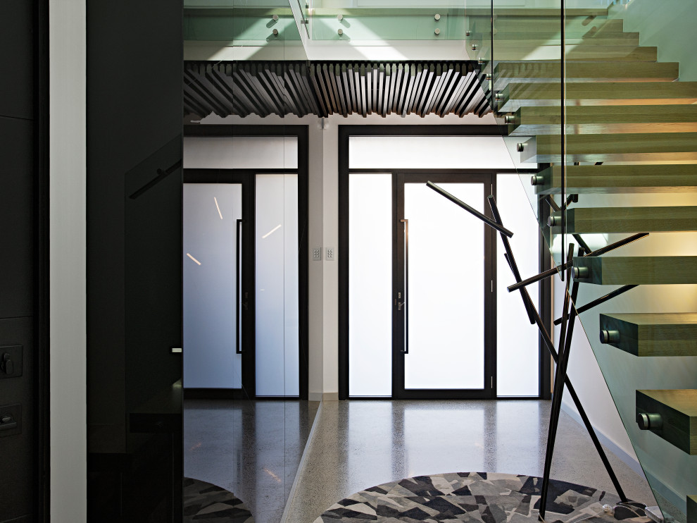 Mittelgroße Moderne Haustür mit schwarzer Wandfarbe, Haustür aus Glas und buntem Boden in Brisbane