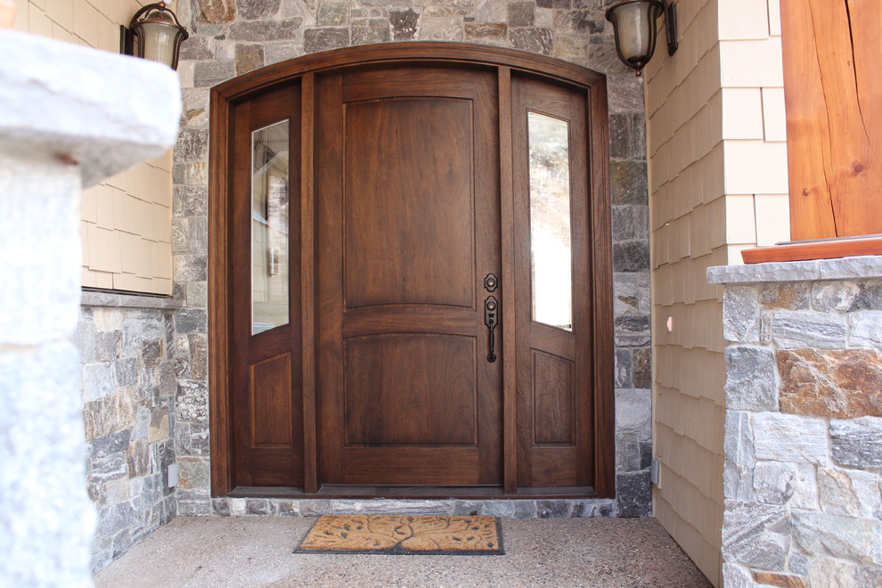 Ejemplo de puerta principal minimalista grande con puerta simple y puerta de madera oscura