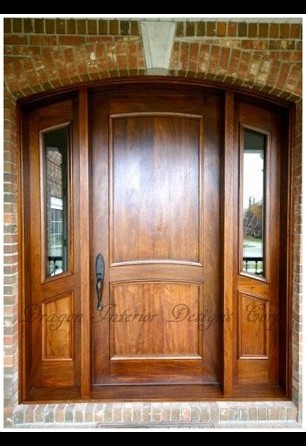 Идея дизайна: большая входная дверь в стиле модернизм с одностворчатой входной дверью и входной дверью из дерева среднего тона