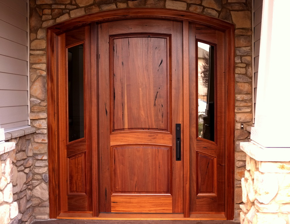 Exemple d'une grande porte d'entrée moderne avec une porte simple et une porte en bois brun.