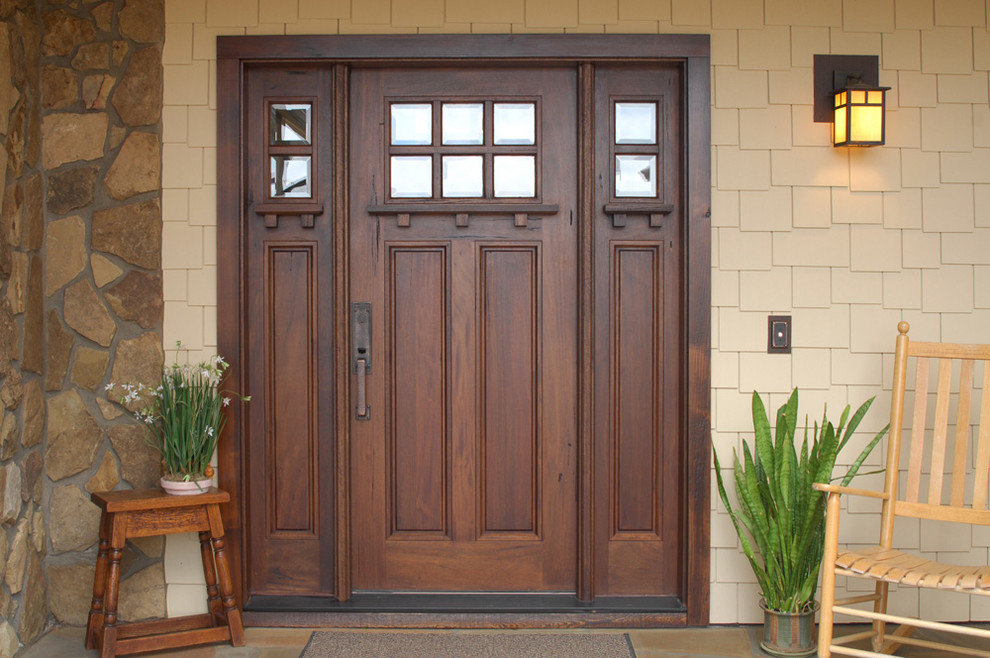 На фото: большая входная дверь в стиле кантри с бежевыми стенами, полом из керамической плитки, одностворчатой входной дверью и входной дверью из темного дерева с