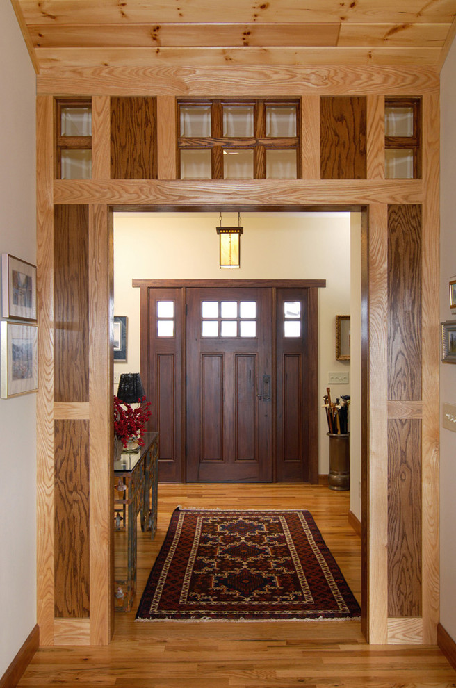 Пример оригинального дизайна: большое фойе в стиле кантри с бежевыми стенами, паркетным полом среднего тона, одностворчатой входной дверью и входной дверью из темного дерева