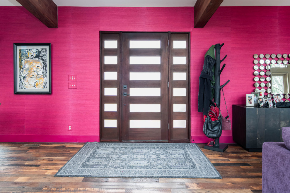 Esempio di un'ampia porta d'ingresso minimal con pareti rosse, parquet scuro, una porta singola, una porta in legno scuro, pavimento multicolore, travi a vista e carta da parati