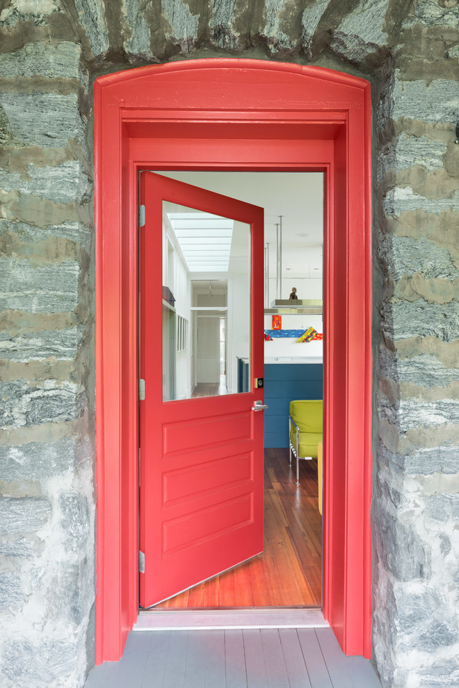 Kleine Moderne Haustür mit weißer Wandfarbe, braunem Holzboden, roter Haustür, Einzeltür und grauem Boden in Charlotte