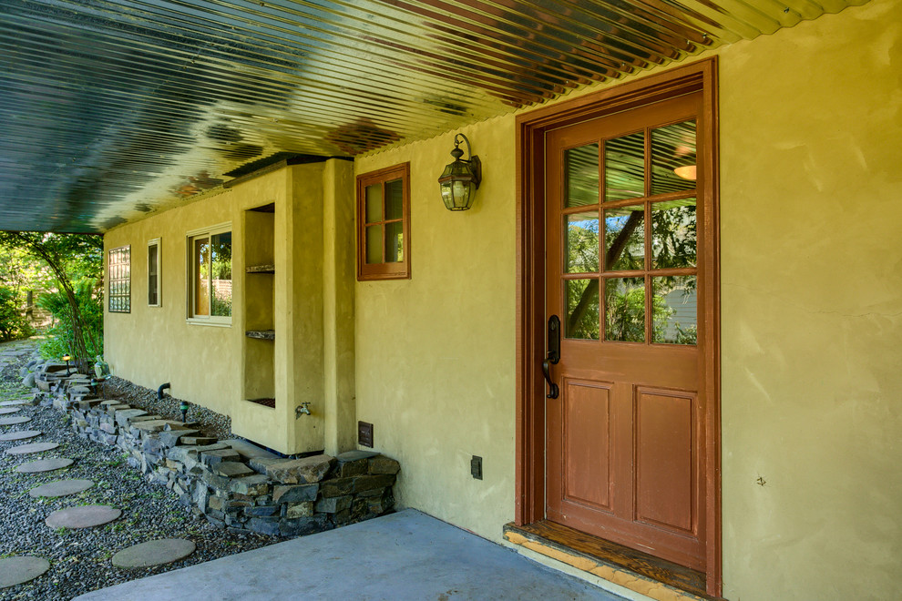 Mittelgroße Urige Haustür mit Einzeltür und hellbrauner Holzhaustür in Sonstige