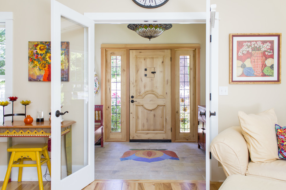 Foto di un ingresso stile shabby di medie dimensioni con pavimento con piastrelle in ceramica, una porta in legno chiaro e una porta singola