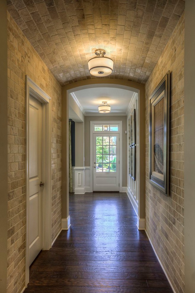 Idée de décoration pour une entrée tradition avec un couloir, un mur beige, parquet foncé, une porte simple et une porte en verre.