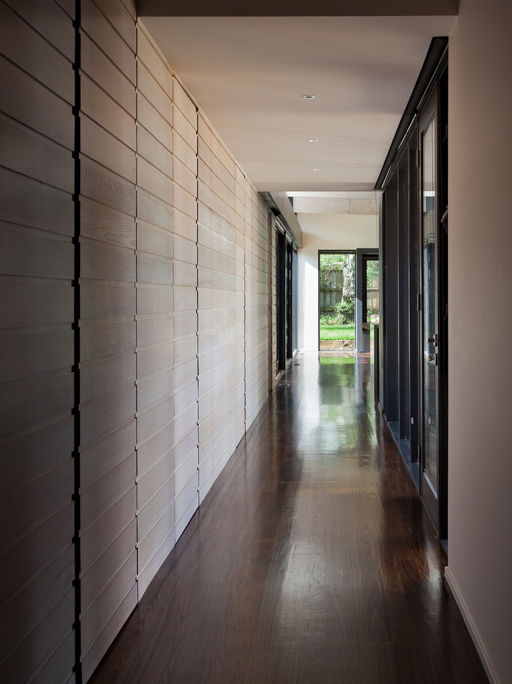 На фото: коридор в современном стиле с коричневыми стенами и темным паркетным полом с