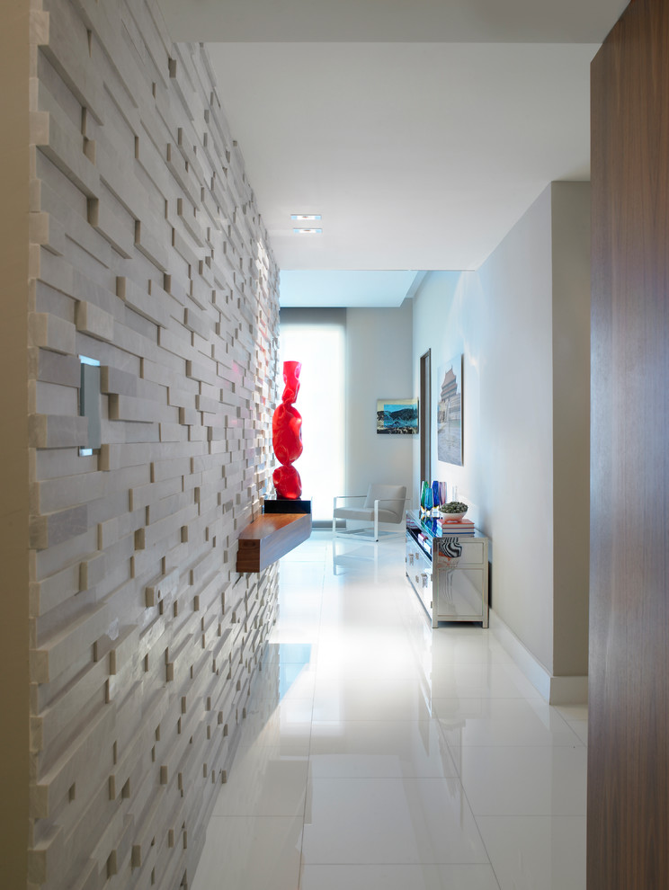 Immagine di un ingresso moderno di medie dimensioni con pareti bianche e pavimento in linoleum