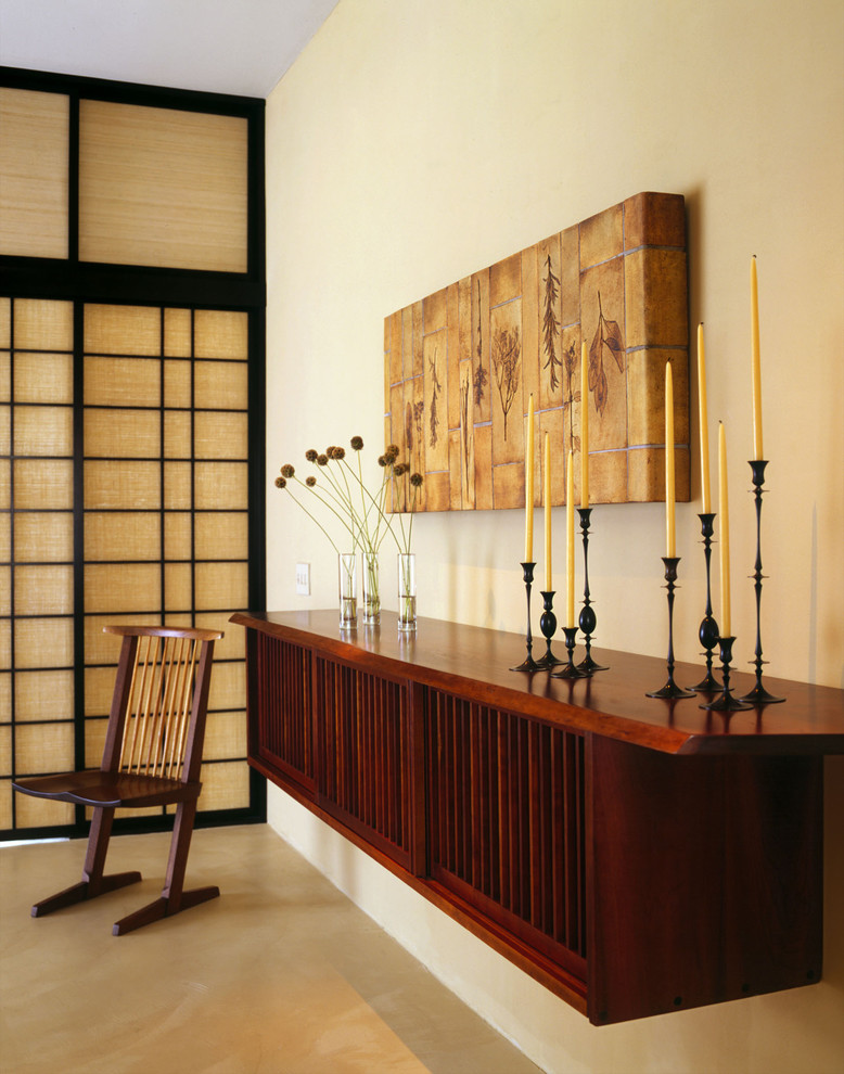 Diseño de entrada de estilo zen con paredes beige