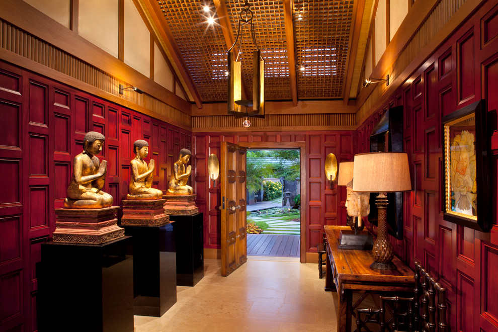Asiatisches Foyer mit Einzeltür und hellbrauner Holzhaustür in Hawaii