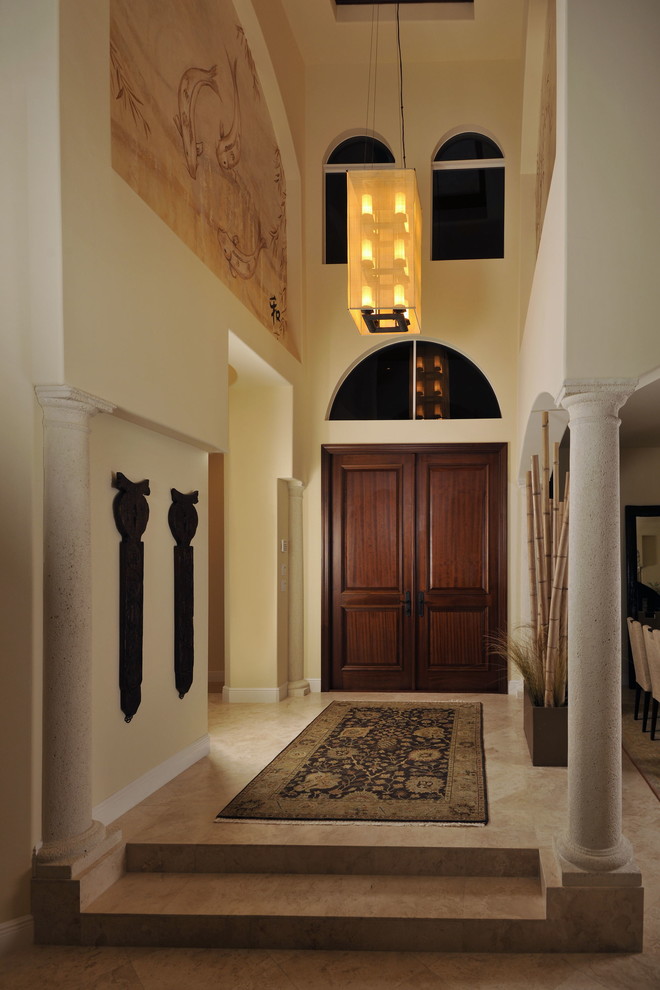 Diseño de entrada asiática con paredes beige, puerta doble y puerta de madera oscura