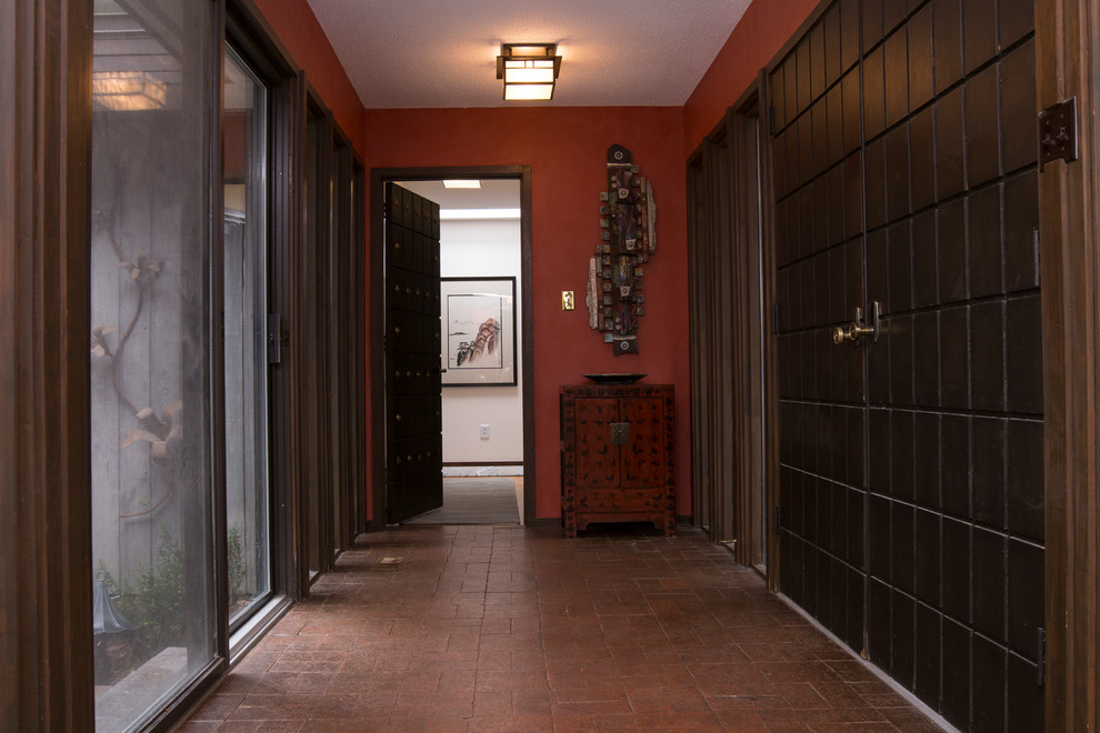 Идея дизайна: фойе среднего размера в стиле ретро с кирпичным полом, двустворчатой входной дверью, входной дверью из темного дерева, красными стенами и красным полом