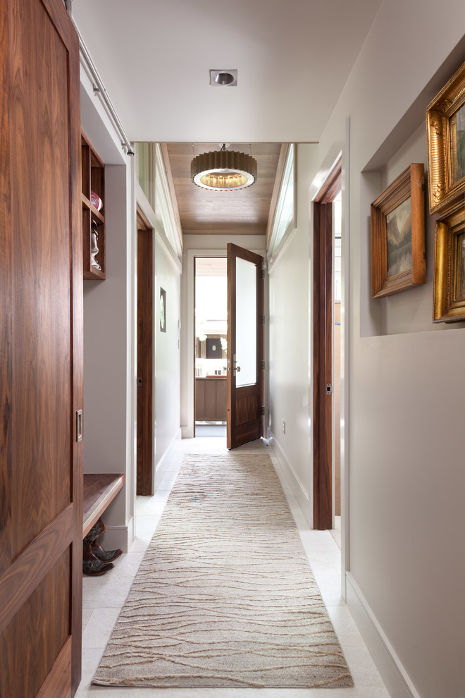 Esempio di un ingresso o corridoio minimal di medie dimensioni con pareti bianche e pavimento in travertino