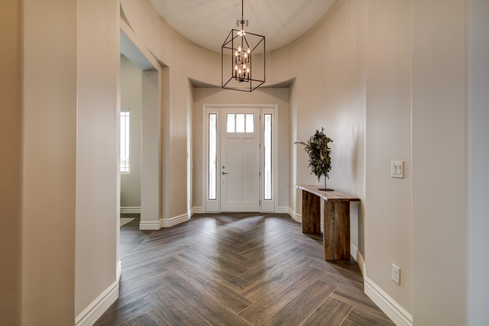 Große Haustür mit beiger Wandfarbe, Einzeltür, weißer Haustür, braunem Boden und gewölbter Decke in Phoenix