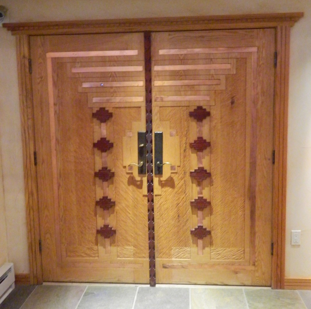 Пример оригинального дизайна: большая входная дверь в стиле фьюжн с белыми стенами, бетонным полом, двустворчатой входной дверью и входной дверью из дерева среднего тона