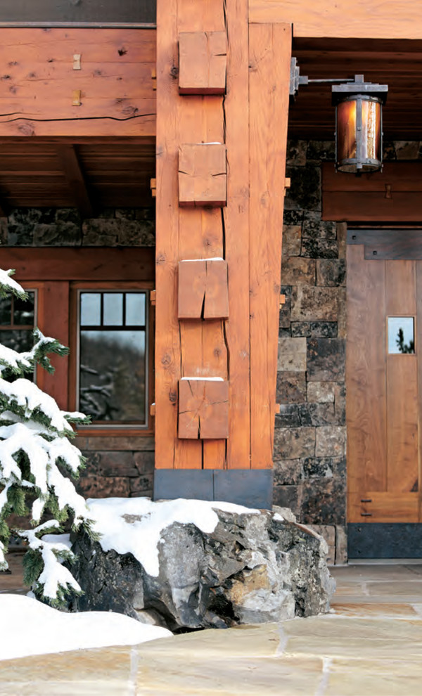 Ejemplo de puerta principal rústica extra grande con puerta simple y puerta de madera en tonos medios