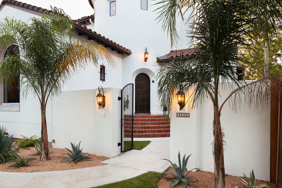 Example of a tuscan entryway design in Houston
