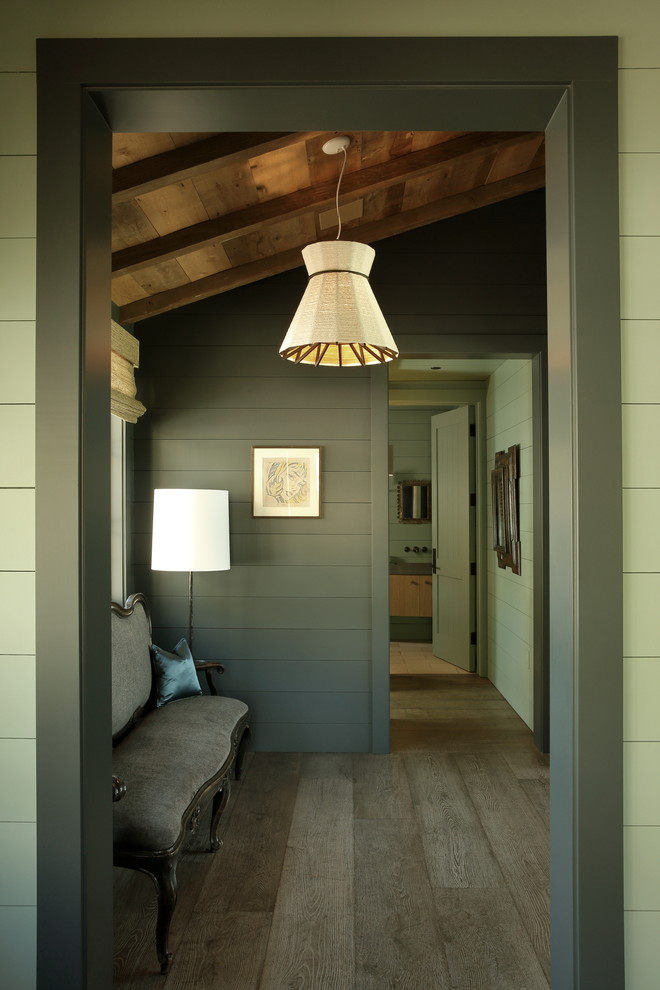 Idée de décoration pour un hall d'entrée chalet de taille moyenne avec un mur vert, un sol en bois brun et un sol gris.