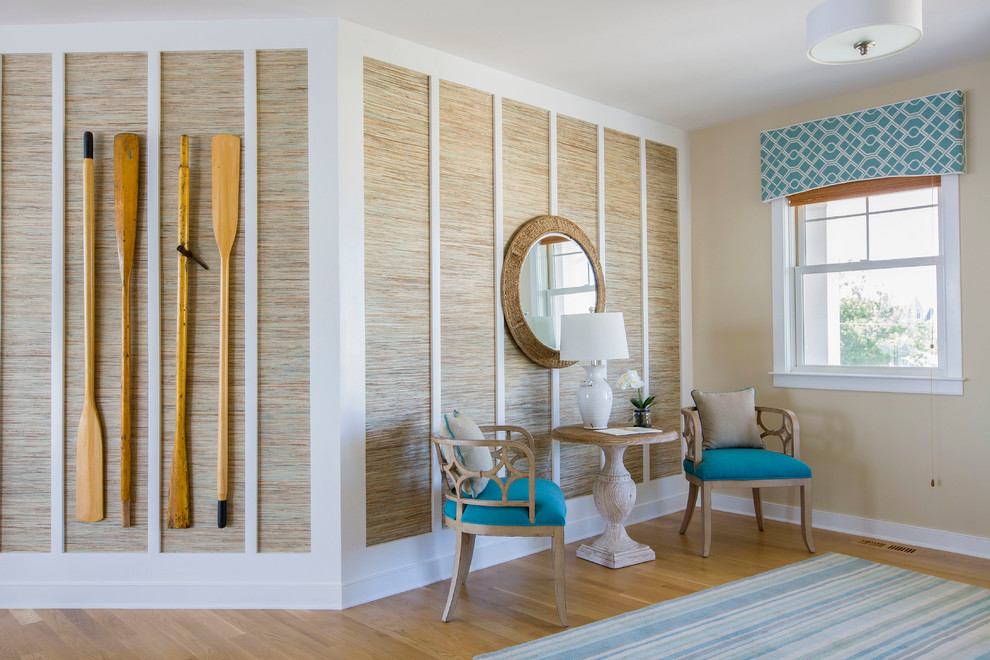 Idee per un ingresso stile marinaro di medie dimensioni con pareti beige, pavimento in legno massello medio e pavimento marrone