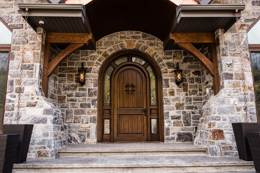Inspiration pour une grande porte d'entrée chalet avec une porte simple et une porte en bois foncé.