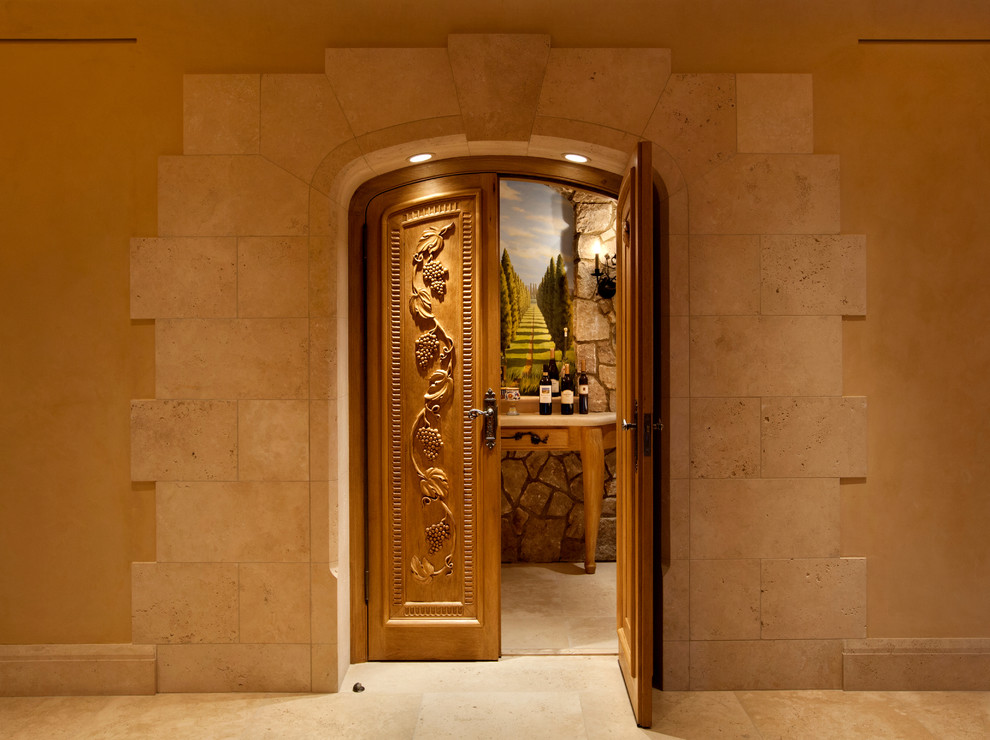 Стильный дизайн: входная дверь среднего размера в средиземноморском стиле с двустворчатой входной дверью, входной дверью из дерева среднего тона, бежевыми стенами и полом из известняка - последний тренд