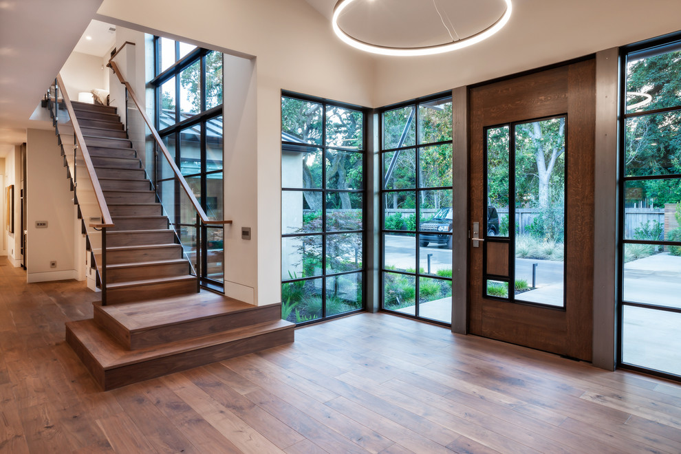 Große Moderne Haustür mit beiger Wandfarbe, braunem Holzboden, Einzeltür, hellbrauner Holzhaustür und braunem Boden in San Francisco