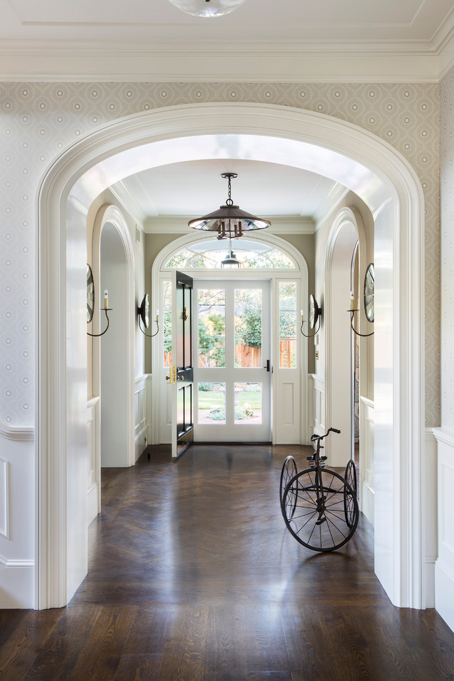 Diseño de puerta principal clásica renovada de tamaño medio con paredes beige, suelo de madera oscura, puerta simple, puerta blanca y suelo marrón