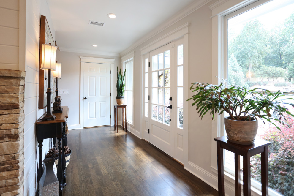 Mittelgroßes Klassisches Foyer mit braunem Holzboden, Einzeltür, weißer Haustür, braunem Boden und Holzdielenwänden in Atlanta