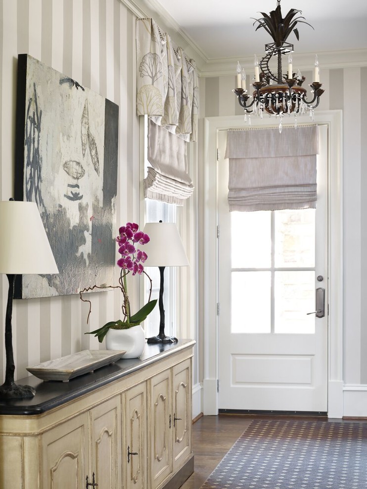 На фото: узкая прихожая: освещение в классическом стиле с разноцветными стенами, одностворчатой входной дверью и стеклянной входной дверью
