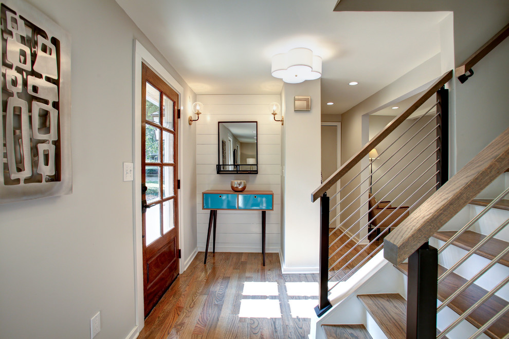 Mittelgroße Moderne Haustür mit grauer Wandfarbe, braunem Holzboden, Einzeltür, Haustür aus Glas und braunem Boden in Atlanta