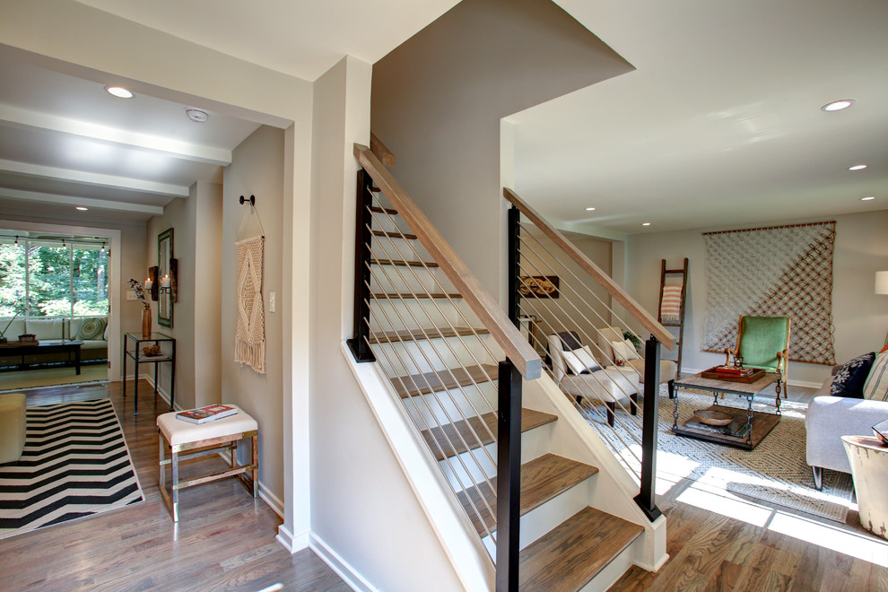 Esempio di un corridoio design di medie dimensioni con pareti grigie, pavimento in legno massello medio e pavimento marrone
