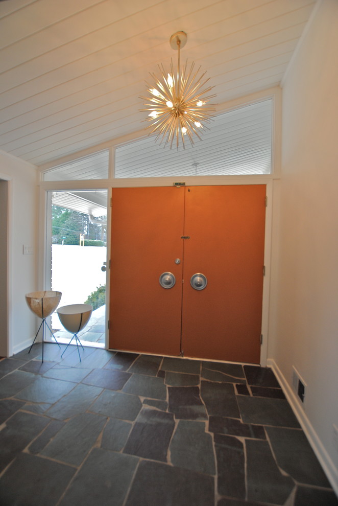 Exempel på en mellanstor modern foajé, med vita väggar, skiffergolv, en dubbeldörr och en orange dörr