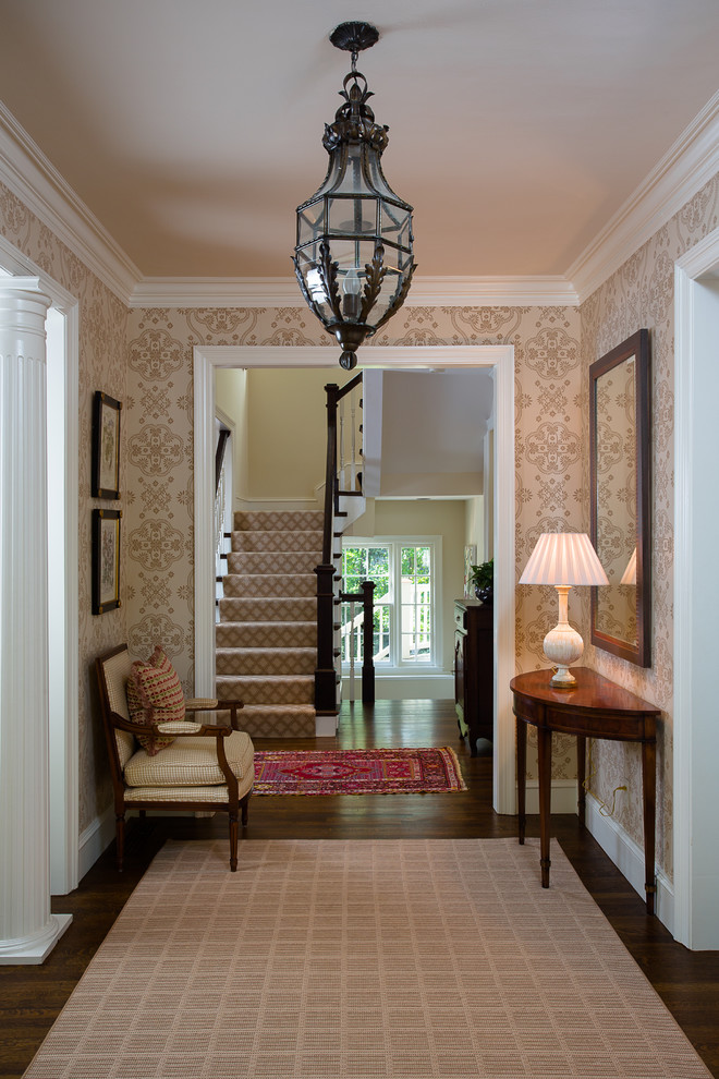 Klassisches Foyer mit beiger Wandfarbe und dunklem Holzboden in Atlanta