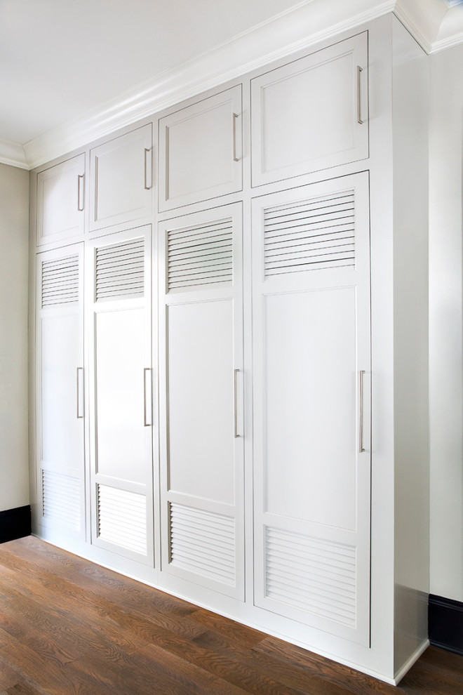 Imagen de vestíbulo posterior tradicional de tamaño medio con paredes blancas y suelo de madera en tonos medios