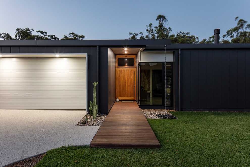 Inspiration for a contemporary entrance in Sunshine Coast.